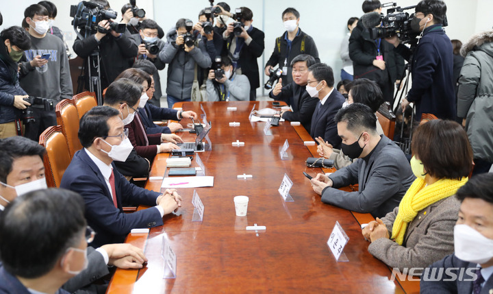 [서울=뉴시스] 전진환 기자 = 전해철 더불어민주당 의원이 16일 오전 서울 여의도 국회 의원회관에서 열린 초당적 정치개혁 의원모임 운영진 첫번째 운영모임에서 여야 의원들에게 발언하고 있다. 2023.01.16. amin2@newsis.com