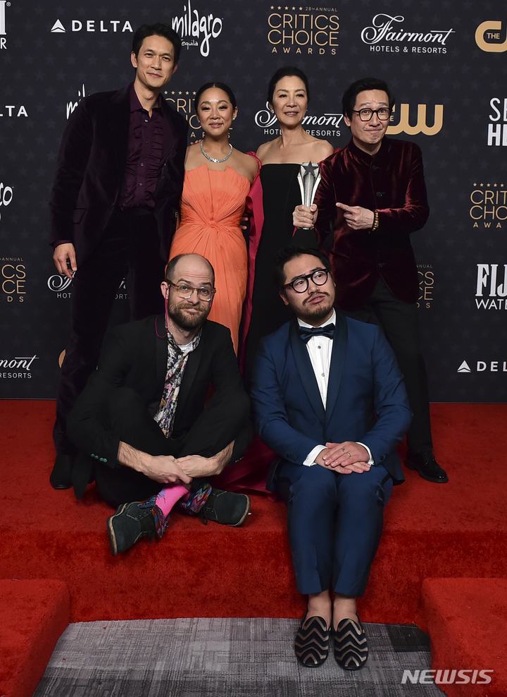 [로스앤젤레스=AP/뉴시스] 영화 '에브리씽 에브리웨어 올 앳 원스'의 제작진과 배우들.