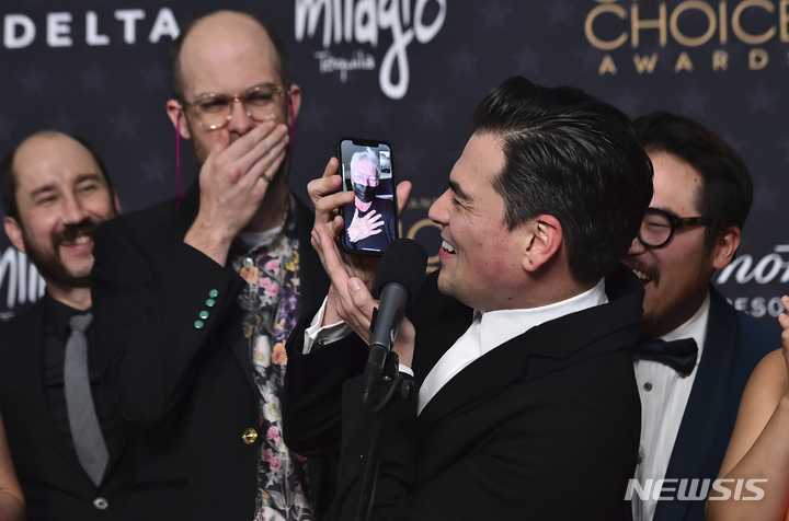 [서울=AP/뉴시스] 제이미 리 커티스가 크리틱스 초이스 시상식서 '최고의 영화' 상을 받은 영화 '에브리띵 에브리웨어 올 앳 원스' 감독 조나단 왕의 영상 통화 화면으로 얼굴을 드러냈다.