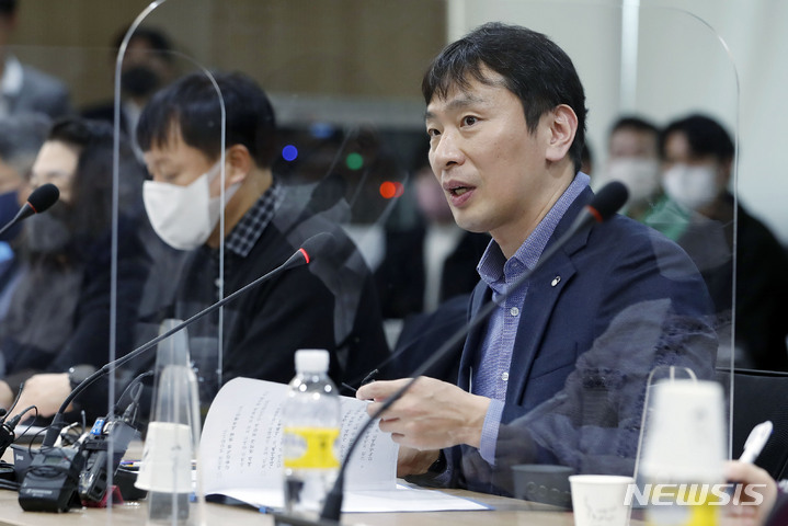 [서울=뉴시스] 최동준 기자 = 이복현 금융감독원 원장이 16일 서울 마포 프론트원에서 열린 가상자산 관련 금융리스크 점검 토론회에서 모두발언을 하고 있다. 2023.01.16. photocdj@newsis.com