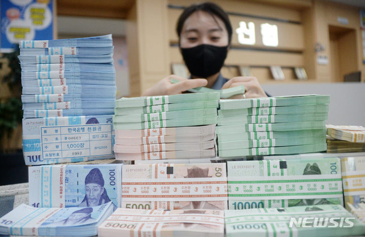 [전주=뉴시스] 김얼 기자 = 16일 전북 전주시 양우신협 본점에서 직원들이 세뱃돈 교환에 사용할 신권을 정리하고 있다. 2023.01.16. pmkeul@newsis.com