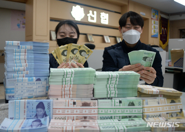 [전주=뉴시스] 김얼 기자 = 16일 전북 전주시 양우신협 본점에서 직원들이 세뱃돈 교환에 사용할 신권을 정리하고 있다. 2023.01.16. pmkeul@newsis.com