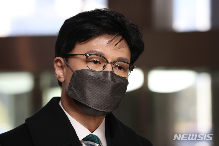 [서울=뉴시스] 이영환 기자 = 한동훈 법무부 장관이 지난 16일 오후 서울 여의도 국회에서 열린 법제사법위원회 업무보고에 참석하기 위해 국회 본청으로 들어서며 취재진의 질문에 답하고 있다. 2023.01.16. 20hwan@newsis.com