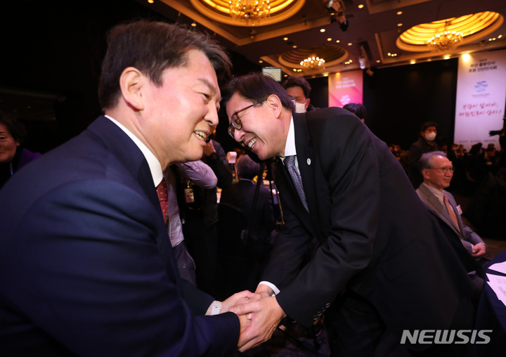 [서울=뉴시스] 고범준 기자 = 국민의힘 당권주자인 안철수 의원과 박형준 부산시장이 16일 오후 서울 중구 롯데호텔에서 열린 2023 부산 출향인사 초청 신년인사회에 참석해 악수하고 있다. 2023.01.16. bjko@newsis.om
