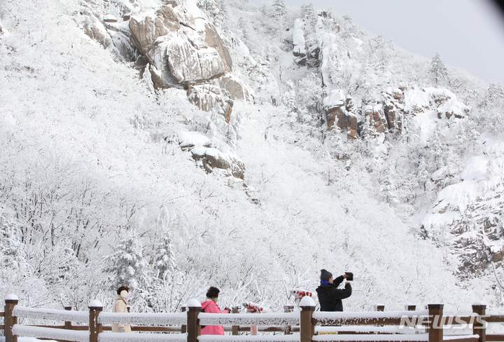 [양양=뉴시스] 김경목 기자 = 지난달 16일 오후 관광객들이 강원 양양군 설악산 국립공원 한계령 휴게소에서 남설악의 설경을 감상하고 있다. 한계령, 오색 등 고지대 탐방로는 대설특보 발령으로 공원 출입이 통제됐다. 설악산 국립공원사무소는 탐방로 안전을 확인하고 탐방로를 개방할 방침이다. 2023.01.16. photo31@newsis.com