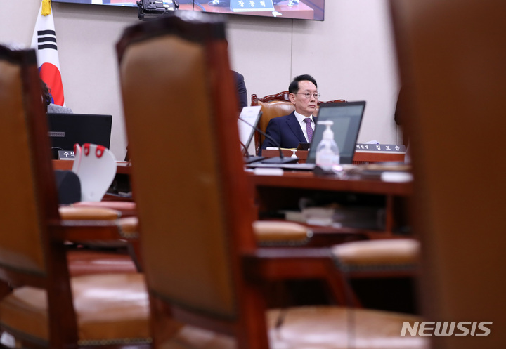 [서울=뉴시스] 이영환 기자 = 김도읍 국회 법제사법위원회 위원장이 16일 오후 서울 여의도 국회에서 열린 법제사법위원회 전체회의에서 야당 의원들이 양곡관리법 법사위 법안심사 제2소위 회부에 반발해 퇴장한 가운데 잠시 생각에 잠겨 있다. 2023.01.16. 20hwan@newsis.com