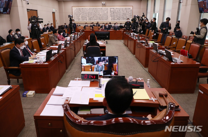 [서울=뉴시스] 이영환 기자 = 김도읍 국회 법제사법위원회 위원장이 지난달 16일 오후 서울 여의도 국회에서 야당의원들이 퇴장한 채로 법제사법위원회 전체회의를 주재하고 있다. 야당 의원들은 양곡관리법의 법사위 법안심사 제2소위 회부에 반발해 퇴장하였다. 2023.01.16. 20hwan@newsis.com