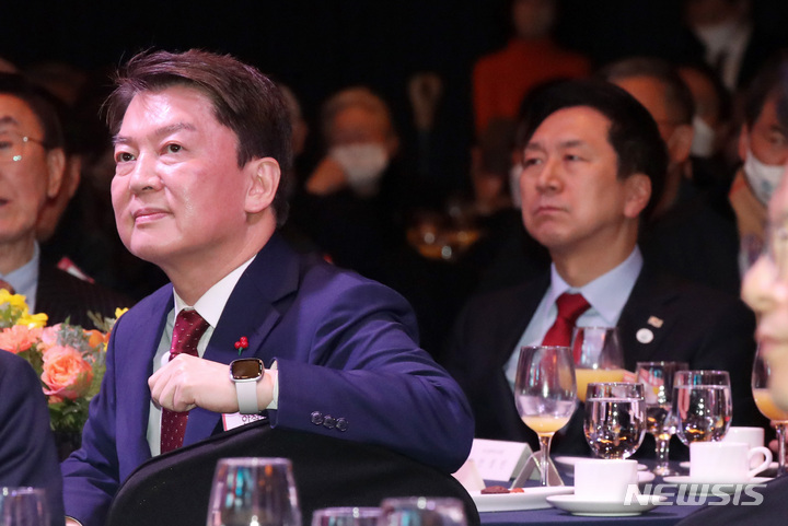 [서울=뉴시스] 고범준 기자 = 국민의힘 당권주자인 김기현 의원과 안철수(왼쪽) 의원이 지난 16일 오후 서울 중구 롯데호텔에서 열린 2023 부산 출향인사 초청 신년인사회에서 박형준 부산시장의 부산 미래 비전 브리핑을 듣고 있다. 2023.01.16. bjko@newsis.com