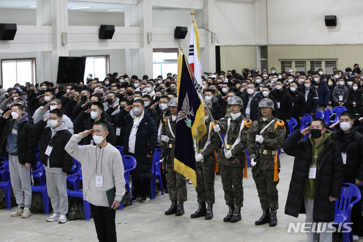 [양구=뉴시스] 김경목 기자 = 16일 오후 계묘년 새해 첫 육군 신병교육대에 입소한 신병들이 강원도 양구군 육군 제21보병사단(백두산부대) 신병교육대 백두관에서 열린 입소식에서 거수경례를 하고 있다. 2023.01.16. photo31@newsis.com