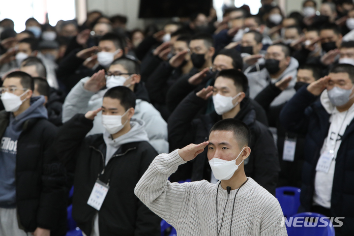 [양구=뉴시스] 신병교육대에 입영한 지 사흘 만에 상관인 소대장에게 면전에서 욕설을 퍼붓고 때린 혐의로 재판에 넘겨진 20대 훈련병에게 징역형의 집행유예가 내려졌다. 사진은 지난 1월16일 강원도 양구군의 한 사단 신병교육대 입소식 모습. 사진은 기사와 무관.