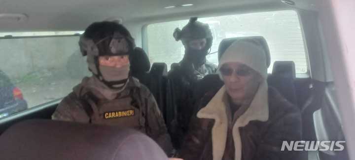 [AP/뉴시스] 이탈리아 시칠리아의 카라비니에리 경찰이 제공한 사진으로 16일 마피아 톱 보스 메시나 데나로(오른쪽)가 경찰차 안에 경찰에 둘러싸여 앉아있다