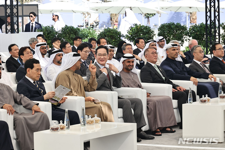 [바라카=뉴시스] 전신 기자 = 이재용 삼성전자 회장과 셰이크 만수르 빈 자예드 알 나얀 아랍에미리트 부총리가 16일(현지시간) 바라카 원자력 발전소 현장에서 열린 3호기 가동식에서 대화를 나누고 있다. 2023.01.16. photo1006@newsis.com