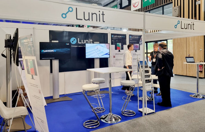 [서울=뉴시스] 의료 인공지능(AI) 기업 루닛은 글로벌 유방암 검진 플랫폼 기업 ‘볼파라 헬스 테크놀로지(이하 볼파라)인수합병(M&A)을 마무리했다고 22일 밝혔다. 사진은 지난 2022년 9월 프랑스 파리에서 열린 유럽종양학회 연례학술회의(ESMO 2022)에 참가한 루닛의 부스 모습. (사진=루닛 제공) *재판매 및 DB 금지