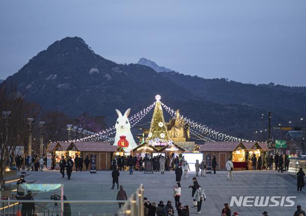 [서울=뉴시스]서울시가 설 연휴를 맞아 다채로운 문화예술 프로그램을 마련했다고 17일 밝혔다. 연휴 기간 내내 세시풍속 체험부터 전통공연, 전통놀이 등 다양한 행사를 즐길 수 있다. (사진=서울시 제공). 2023.01.17. photo@newsis.com 