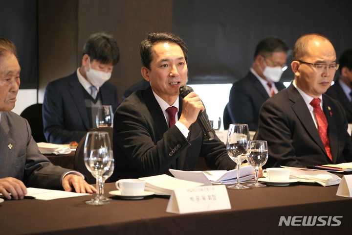 [서울=뉴시스] 박민식 국가보훈처장이 17일 서울 중구 더플라자 호텔에서 열린 신년 중앙보훈단체장 간담회에 참석해 인사말을 하고 있다. (사진=보훈처 제공) 2023.01.17