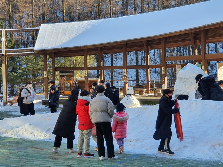 [대전=뉴시스] 국립횡성숲체원에 조성된 눈꽃 놀이터. *재판매 및 DB 금지