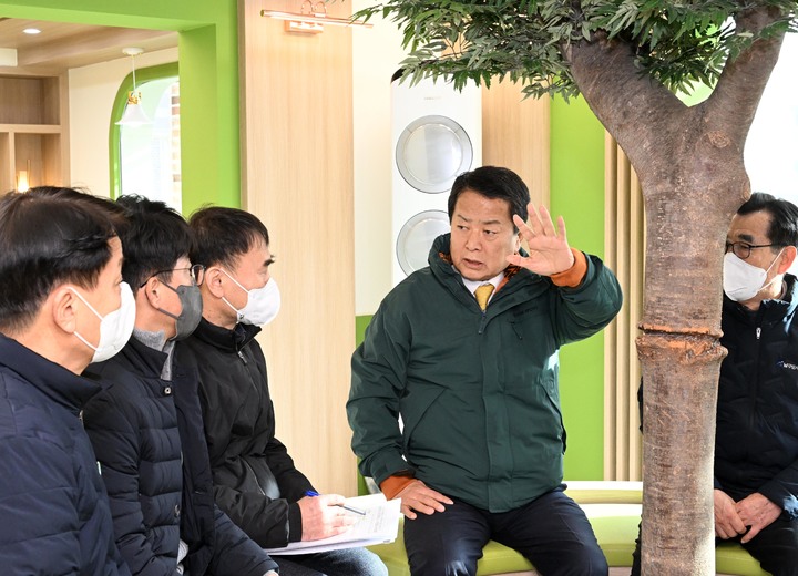 [울산=뉴시스]17일 서동욱 울산 남구청장이 담당공무원들과 함께 삼호동 게스트하우스 리모델링 공사 현장을 방문해 시설물을 점검하고 있다. (사진=울산 남구 제공) 2023.01.17. photo@newsis.com *재판매 및 DB 금지