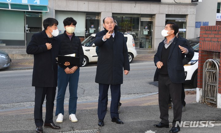 생연1동 민원현장을 방문한 박형덕 동두천시장. (사진=동두천시 제공)