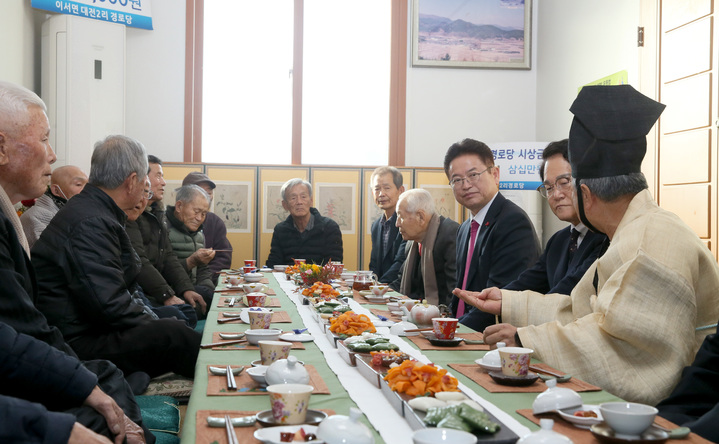 [안동=뉴시스] 이철우 경북지사(오른쯕 세번째)가 17일 청도 이서면 대전2리 경로당을 찾아 어르신들과 얘기하고 있다. (사진=경북도 제공) 2023.01.17 *재판매 및 DB 금지