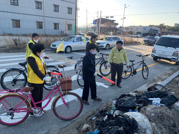 남원시가 설 맞이 도시환경개선 특별점검반을 구성해 운영한다. 시민소통실 '120민원봉사대'가 운영하는 '구석구석 두발로~! 자전거생생현장투어 특별점검반'이 거리의 쓰레기 적치물을 발견해 처리하고 있다. *재판매 및 DB 금지