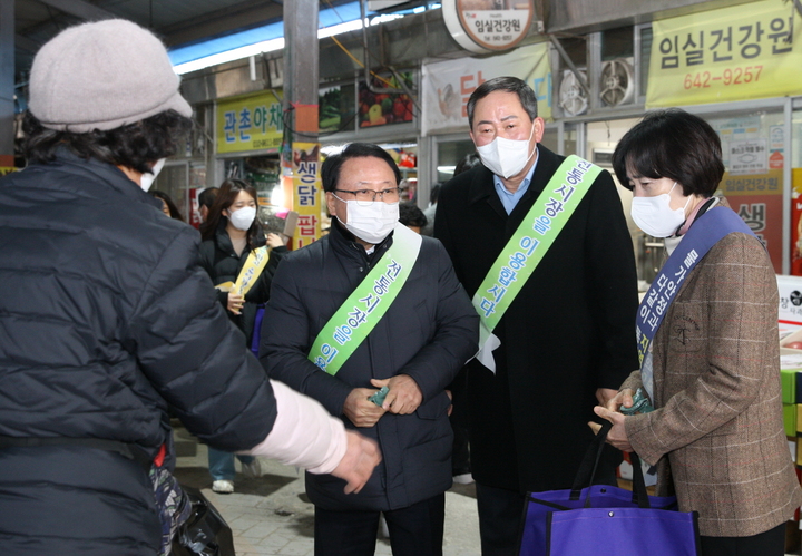 설 맞이 전통시장 장보기에 나선 이성재 군의장(왼쪽 두번째)이 임실시장에서 제수용품을 구입하고 있다. *재판매 및 DB 금지