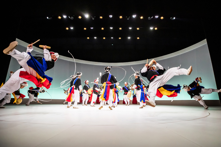 [서울=뉴시스]국립국악원 설날 공연 '설-껑충' 판굿. (사진=국립국악원 제공) 2023.01.17. photo@newsis.com *재판매 및 DB 금지