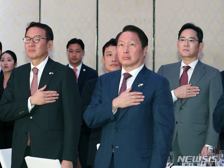 [아부다비=뉴시스] 전신 기자 = 최태원 대한상공회의소 회장과 이재용 삼성전자 회장이 16일 오후(현지시간) 아부다비 에티하드타워에서 열린 동행 경제인과의 만찬 간담회에서 국기에 대한 경례를 하고 있다. 2023.01.17. photo1006@newsis.com