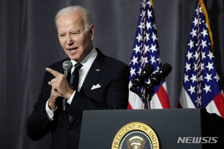[워싱턴=AP/뉴시스] 조 바이든 미국 대통령이 16일(현지시간) 워싱턴에서 '내셔널 액션 네트워크' 주최로 열린 마틴 루서 킹 주니어(MLK)의 날 조찬회에 참석해 연설하고 있다. 미국은 흑인 민권 운동가 킹 목사를 기리기 위해 매년 1월 셋째 주 월요일을 'MLK의 날'로 지정해 연방 공휴일로 기념한다. 2023.01.17.