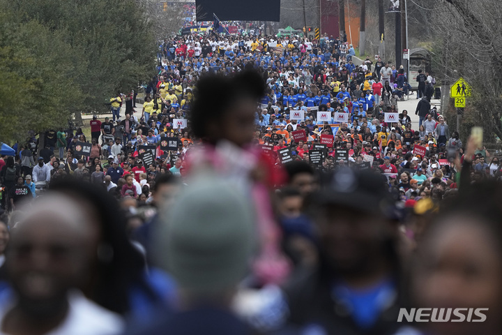[산안토니오=AP/뉴시스] 16일(현지시간) 산안토니오에서 흑인 민권운동가 마틴 루터 킹 목사의 업적을 기리는 'MLK의 날'을 맞아 수천 명의 인원이 행진에 참여하고 있다. 2023.01.17.