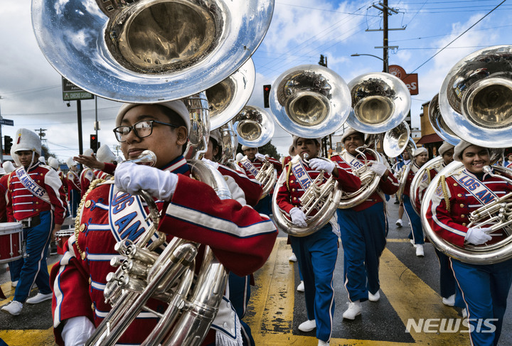 [로스앤젤레스=AP/뉴시스] 마틴 루터 킹 주니어(MLK)의 날인 16일(현지시간) 미 캘리포니아주 로스앤젤레스에서 킹 목사를 기리는 퍼레이드가 열려 지역 고교 연합 기악부 학생들이 행진하고 있다. 미국은 흑인 민권 운동가 킹 목사를 기리기 위해 매년 1월 셋째 주 월요일을 'MLK의 날'로 지정해 연방 공휴일로 기념한다. 2023.01.17.