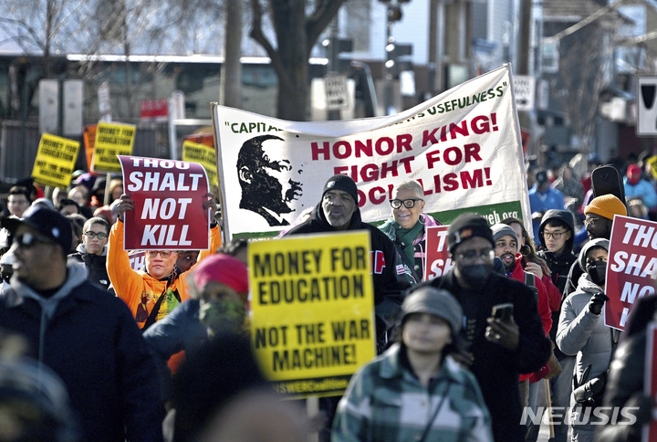 [워싱턴=AP/뉴시스] 16일(현지시간) 미국 워싱턴 D.C.에서 흑인 민권운동가 마틴 루터 킹 목사의 업적을 기리는 'MLK의 날'을 맞아 시민 단체, 학교 및 무용단이 퍼레이드 행렬에 참여하고 있다. 2023.01.17.