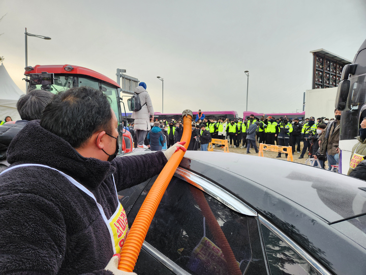 [인천=뉴시스] 공항사진기자단 = 17일 인천 중구 스카이72 골프앤리조트 앞에서&nbsp; 강제집행을 시도하려는 인천지법 집행관실 관계자들과 임차인 측 용역업체 직원들이 대치하고 있다. 2023.01.17. photo@newsis.com