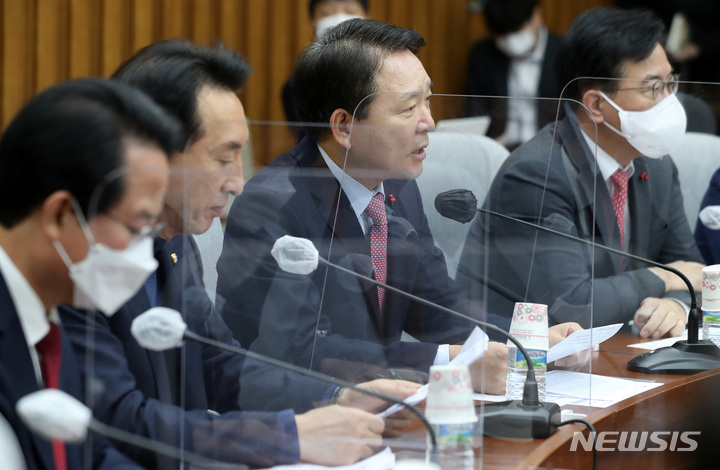 [서울=뉴시스] 이영환 기자 = 성일종 국민의힘 정책위의장이 17일 오전 서울 여의도 국회에서 열린 원내대책회의에 참석해 발언을 하고 있다. 2023.01.17. 20hwan@newsis.com