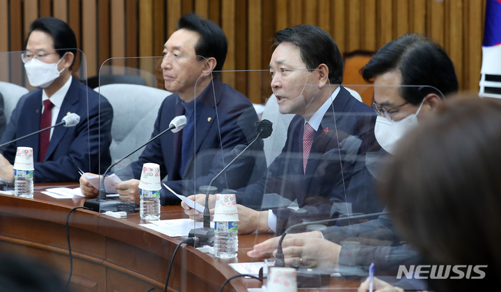 [서울=뉴시스] 이영환 기자 = 성일종 국민의힘 정책위의장이 17일 오전 서울 여의도 국회에서 열린 원내대책회의에 참석해 발언을 하고 있다. 2023.01.17. 20hwan@newsis.com