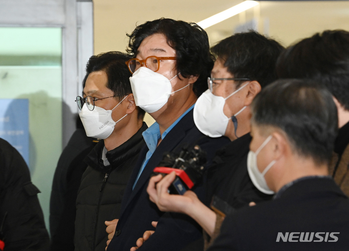 [인천공항=뉴시스] 공항사진기자단 = 해외 도피 중 태국에서 체포된 김성태 쌍방울 전 회장이 17일 인천국제공항을 통해 귀국하고 있다. 2023.01.17. photocdj@newsis.com