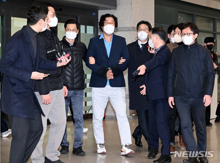 [인천공항=뉴시스] 공항사진기자단 = 해외 도피 중 태국에서 체포된 김성태 쌍방울 전 회장이 17일 인천국제공항을 통해 귀국하고 있다. 2023.01.17. photocdj@newsis.com