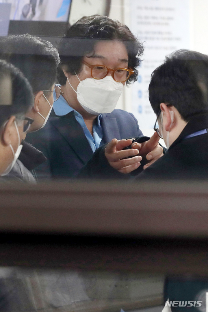 [인천공항=뉴시스] 공항사진기자단 = 해외 도피 중 태국에서 체포된 김성태 쌍방울 전 회장이 17일 인천국제공항을 통해 귀국해 입국심사를 기다리고 있다. 2023.01.17. photo@newsis.com