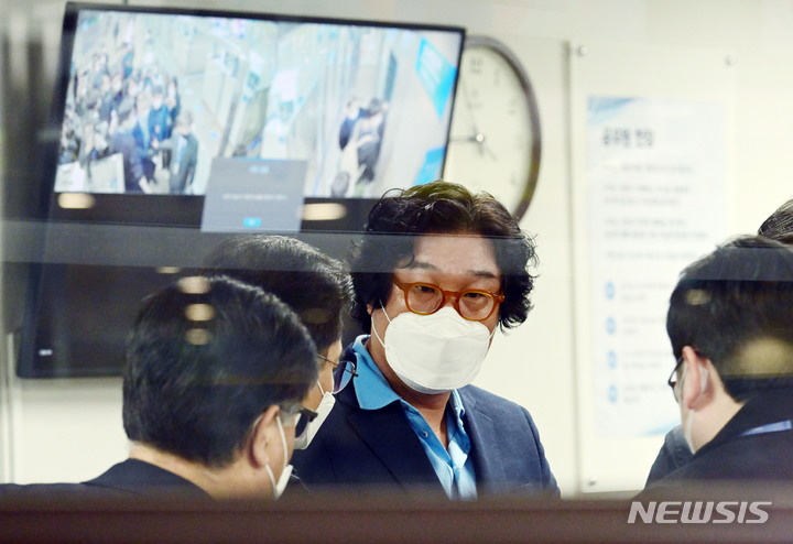 [인천공항=뉴시스] 공항사진기자단 = 해외 도피 중 태국에서 체포된 김성태 쌍방울 전 회장이 17일 인천국제공항을 통해 귀국하고 있다. 2023.01.17. photo@newsis.com