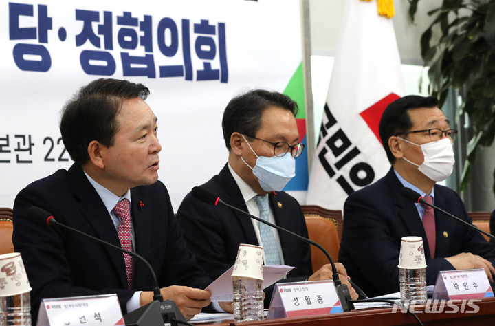 [서울=뉴시스] 전진환 기자 = 성일종(왼쪽) 국민의힘 정책위의장이 17일 오전 서울 여의도 국회에서 열린 설명절 특별국민안전대책 당·정협의회에서 발언하고 있다. 2023.01.17. amin2@newsis.com