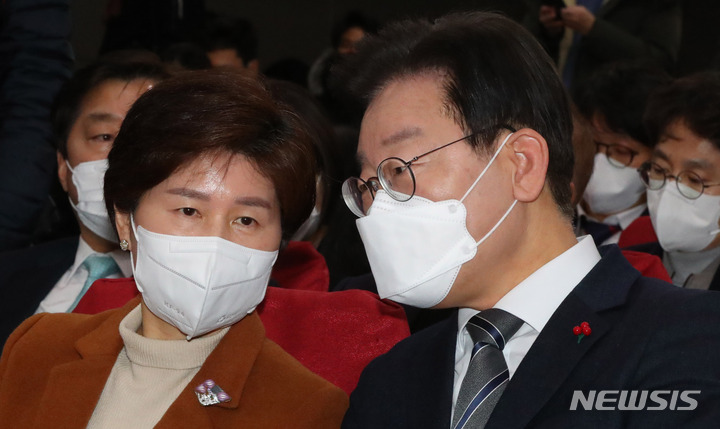 [서울=뉴시스] 추상철 기자 = 이재명 더불어민주당 대표가 17일 오전 서울 여의도 국회에서 열린 '온라인플랫폼 독점규제 및 공정거래에 관한 법률제정토론회'에 참석해 백혜련 국회 정무위원장과 대화하고 있다. 2023.01.17. scchoo@newsis.com