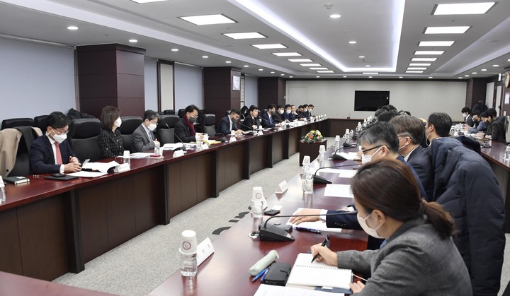 [서울=뉴시스] 최상대 기획재정부 차관이 17일 서울 종로구 한국무역보험공사에서 열린 2023년 제1회 재정운용전략위원회에 참석해 발언하고 있다. (사진=기획재정부 제공) 2023.01.17. photo@newsis.com *재판매 및 DB 금지