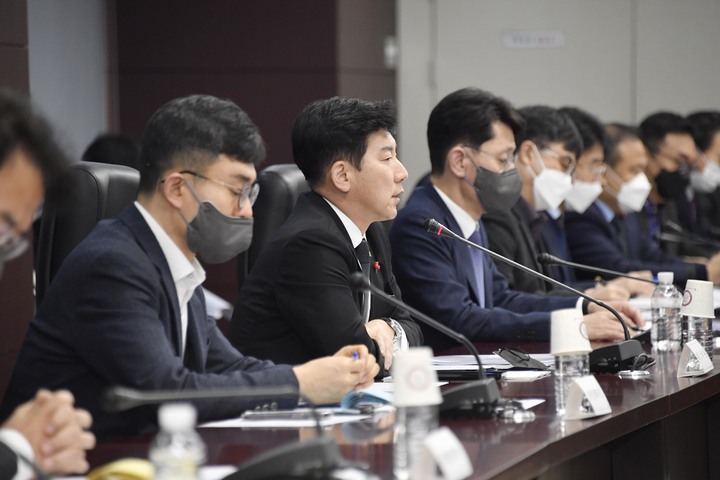 [서울=뉴시스] 최상대 기획재정부 차관이 17일 서울 종로구 한국무역보험공사에서 열린 2023년 제1회 재정운용전략위원회에 참석해 발언하고 있다. (사진=기획재정부 제공) 2023.01.17. photo@newsis.com *재판매 및 DB 금지