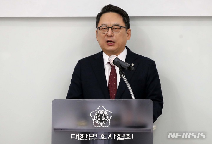 [서울=뉴시스] 김선웅 기자 =&nbsp; 제52대 대한변호사협회장으로 당선된 김영훈 변호사가 17일 서울 서초구 대한변협회관에서 열린 당선증 교부식에서 당선증을 받은 후 당선 소감을 말하고 있다. 2023.01.17. mangusta@newsis.com