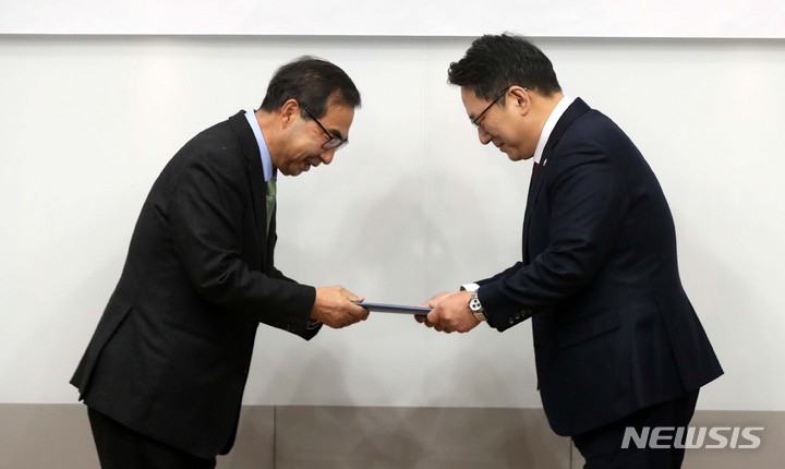 [서울=뉴시스] 김선웅 기자 =&nbsp; 제52대 대한변호사협회장으로 당선된 김영훈(오른쪽) 변호사가 17일 서울 서초구 대한변협회관에서 열린 당선증 교부식에서 조동용 대한변협 선관위원장으로부터 당선증을 받고 있다. 2023.01.17. mangusta@newsis.com