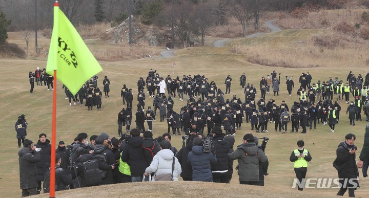 [인천=뉴시스] 최동준 기자 = 17일 인천 중구 스카이72 바다코스에서 인천지방법원 관계자들이 골프장 운영권 반환 강제집행을 시도하자 스카이72 시설 임차인 및 스카이72 입찰탈락 의혹을 제기하는 보수단체 회원들이 막아서고 있다. (공동취재사진) 2023.01.17. photo@newsis.com