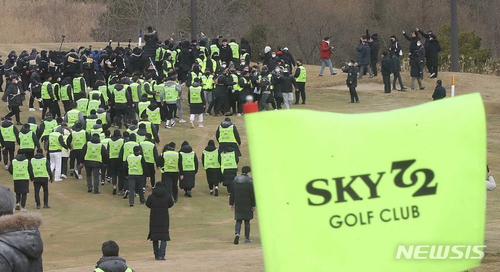 [인천=뉴시스] 최동준 기자 = 17일 인천 중구 스카이72 바다코스에서 인천지방법원 관계자들이 골프장 운영권 반환 강제집행을 시도하자 스카이72 시설 임차인 및 스카이72 입찰탈락 의혹을 제기하는 보수단체 회원들이 막아서고 있다. (공동취재사진) 2023.01.17. photo@newsis.com