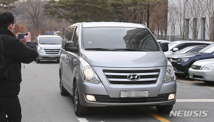 [수원=뉴시스] 김종택 기자 = 해외 도피 중 체포돼 국내로 송환된 김성태 전 쌍방울그룹 회장이 탑승한 호송차가 17일 오전 경기도 수원시 영통구 수원지방검찰청으로 들어서고 있다. 2023.01.17. jtk@newsis.com