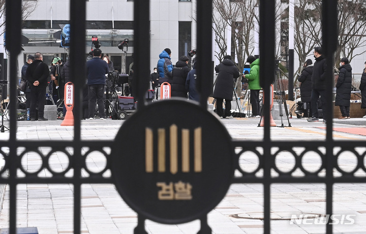 [수원=뉴시스] 김종택 기자 = 해외 도피 중 체포돼 국내로 송환된 김성태 전 쌍방울그룹 회장이 압송된 17일 경기도 수원시 영통구 수원지방검찰청에서 취재진들이 분주하게 움직이고 있다. 검찰은 김 전 회장을 상대로 이재명 대표의 변호사비대납 의혹과 대북 송금 의혹 등에 대해 조사한 뒤 이르면 오는 18일 구속영장을 청구할 방침이다. 2023.01.17. jtk@newsis.com