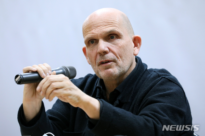 [서울=뉴시스] 박진희 기자 = 서울시립교향악단 얍 판 츠베덴(Jaap van Zweden) 차기 음악감독이 17일 서울 종로구 세종문화회관에서 기자간담회를 하고 있다. 네덜란드 출신인 츠베덴 감독은 2024년 1월부터 뉴욕필하모닉과 서울시향을 동시에 이끌게 된다. 2023.01.17. pak7130@newsis.com
