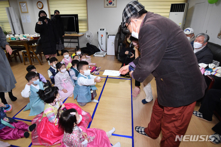 [서울=뉴시스] 조수정 기자 = 구립 삼성아트 어린이집 어린이들이 설 명절을 앞둔 17일 서울 송파구 문정 래미안 아파트 경로당을 찾아 합동 세배를 마친 뒤 세뱃돈을 받고 있다.  (공동취재사진) 2023.01.17. chocrystal@newsis.com